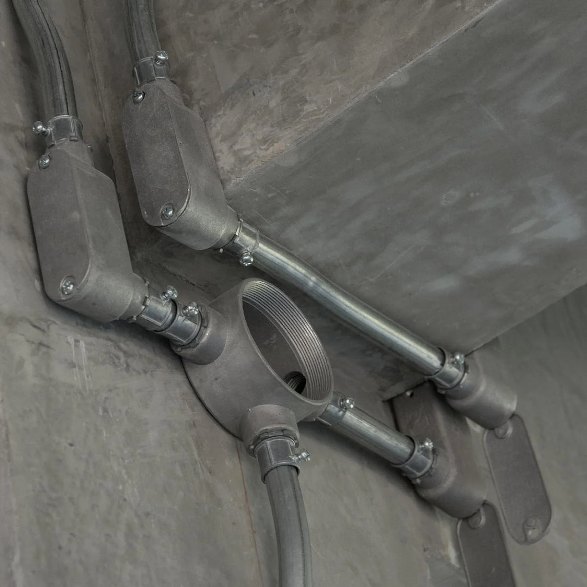 3/4-Inch Gray Cast Aluminum Threaded Conduit Body with Stamped Steel Cover R7203